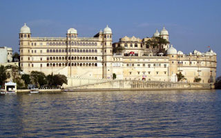 Book a Car in Udaipur