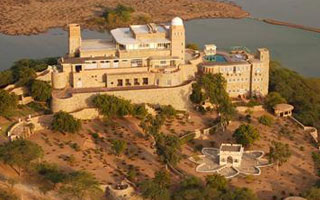 sardar samand lake palace